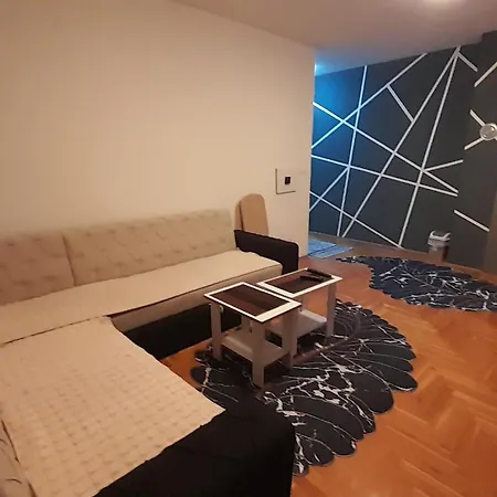 Luxury Apartment, Stup, Near Airport Apartman *